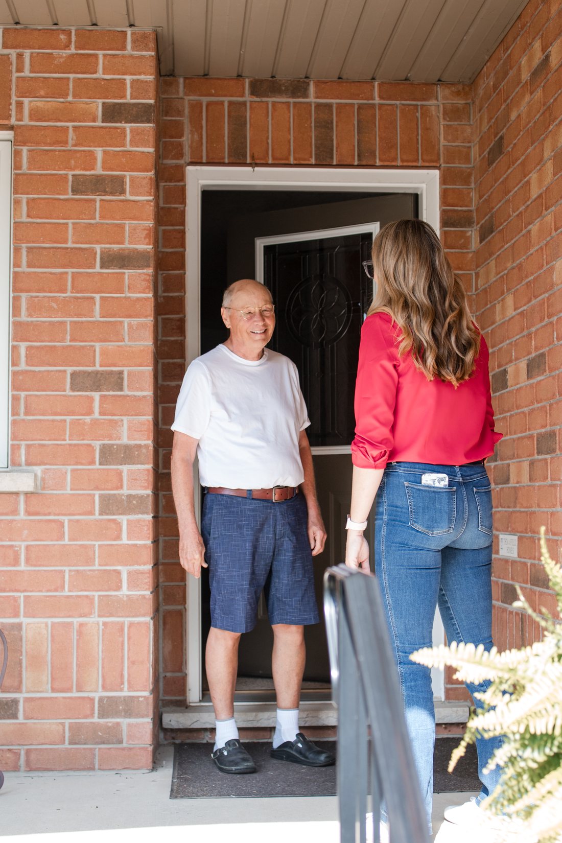 Eryn Koncir speaking with a Ward 3 resident at their front door